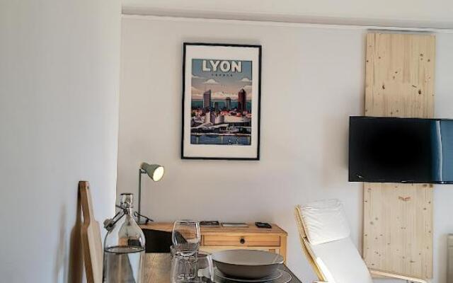 Le Petit Balzac by Cocoonr