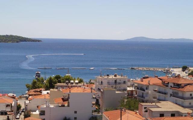 Fully equipped 2-bedroom flat unique view all year