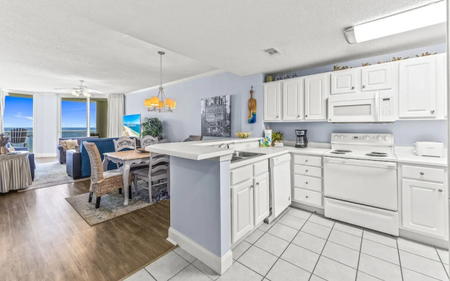 Palacio Condos by Hosteeva