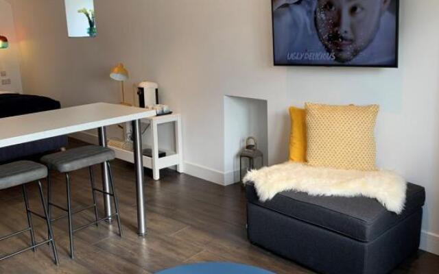 Modern studio apartment with stunning views!