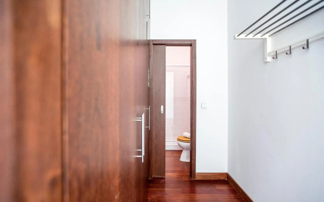 Bonjardim Studio w/ Balcony by LovelyStay