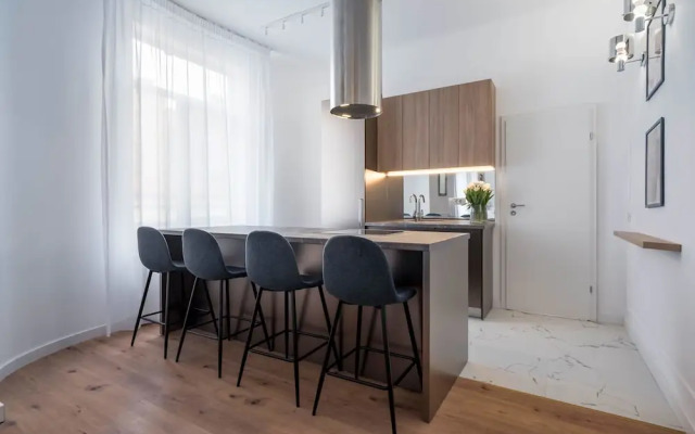Gorgeous & Bright 2BR Condos - Steps From Old Town