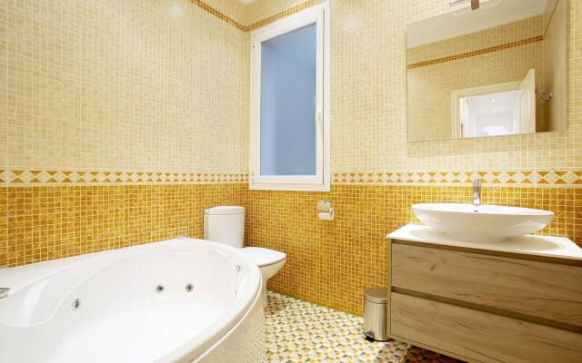 Wonderful 2 bedroom apartment perfect location . Chamberí