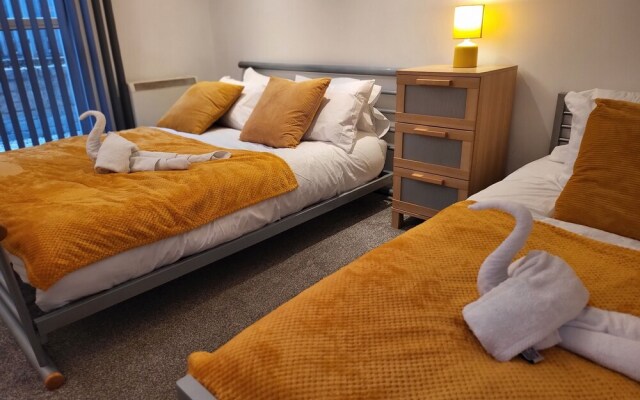 Luxury River View 2-bed Apt, Wifi, Garden, River