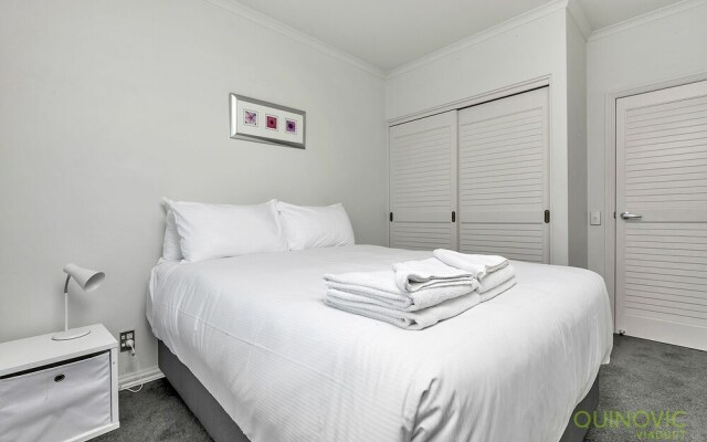 QV Spacious Waterfront with Carpark -962