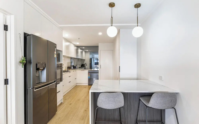 Stylish 2Br Apt With Balcony - Prime Cbd Location!