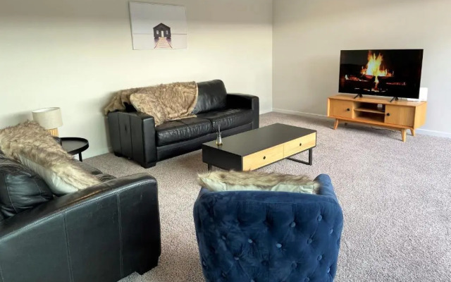 Modern Fully Fenced Stackbrae Holiday Home