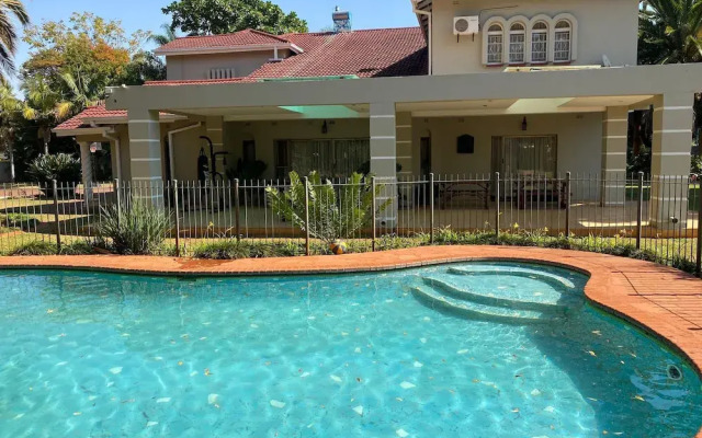 Luxurious 4 bed With Pool in Helensvale - 2255