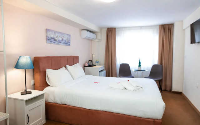 City Plaza Apartments & Rooms