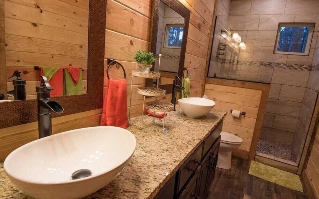 Stars On The Water Lodge - 4 Br Cabin