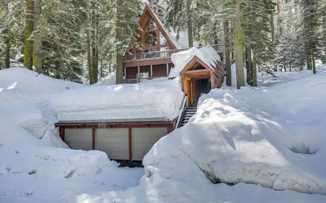Rustic Truckee Cabin w/ Donner Lake Views!