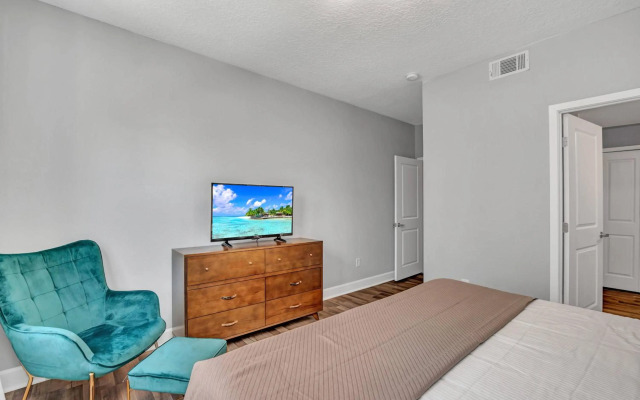 2 Bedroom Vacation Condo (2011)