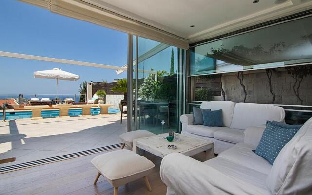 Private Pool & Sea View Residence