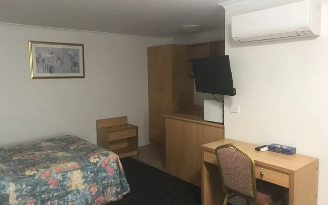 Edgecliff Lodge Motel