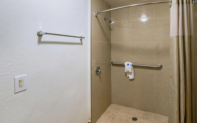 Motel 6 Grand Prairie, TX - Near Six Flags Drive