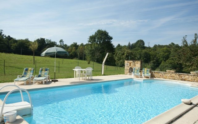 Cosy Holiday Home in Loubejac Aquitaine with Swimming Pool