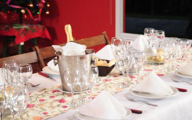 Rio Arriba Suites Apartments y Resto