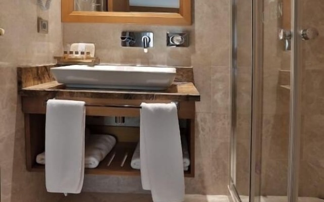 Queen Hotel & Spa