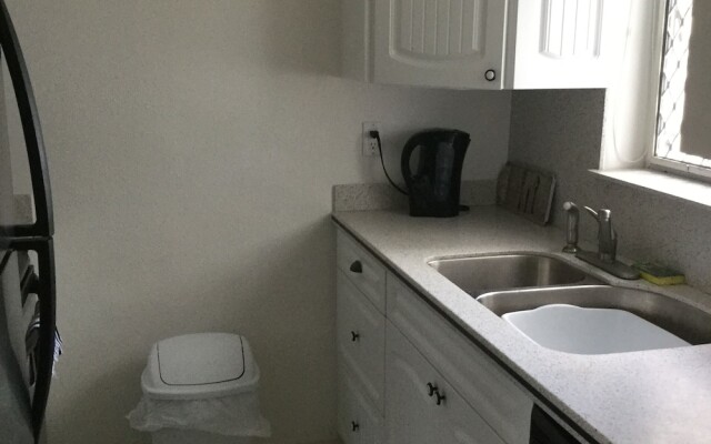Charming 1-bed Apartment Near Port Lucaya