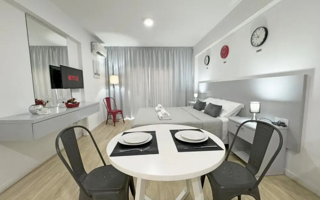 Palmbeach Larnaka Finikoudes - 1min to Beach
