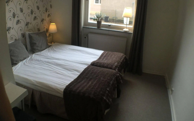 Riverside Hotel & Apartments