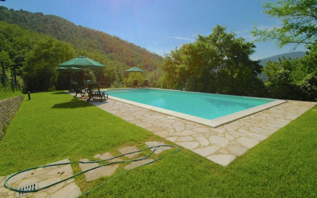 Holiday House Overlooking Lake Near Tuscany