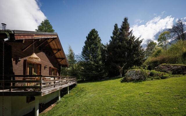 Spacious, contemporary 5Br Chalet with glacial views