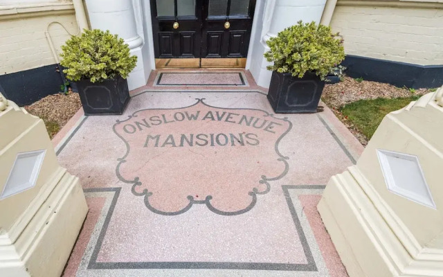 Remarkable Richmond Home By The Tube Station