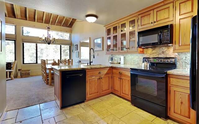 Slopeside Four Bedroom Homes at 1849 Condos - Free Wifi & Parking!