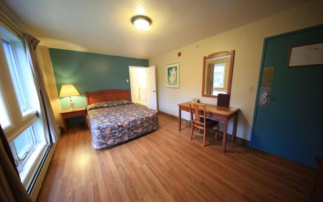 Long House Alaskan Hotel