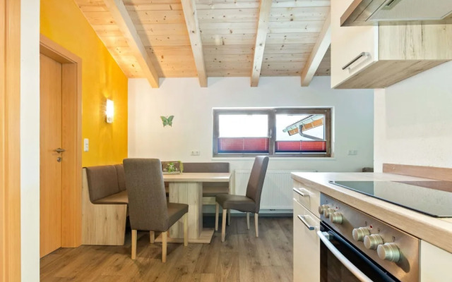 Comfy Apartment in Hollersbach im Pinzgau near Lake