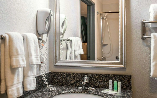 Comfort Suites Nashville Airport - BNA