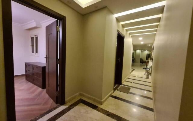 Spacious Executive Luxury Apartment With Balcony