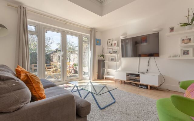 2 Bedroom House With Garden in Tooting