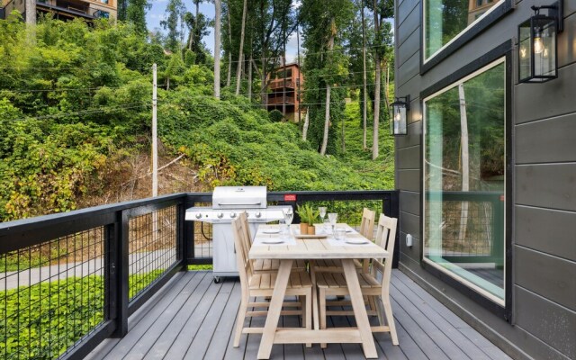 Sunset Chalet 2 Bedroom Cabin by RedAwning