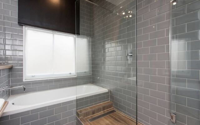 Bright & Spacious 2 Bed w/ Terrace near City Centre