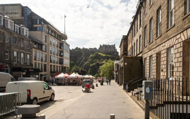 JOIVY Perfect Location! Charming Rose St Apt for Couples
