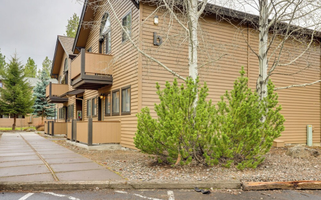Sunriver Vacation Rental w/ Community Hot Tub!