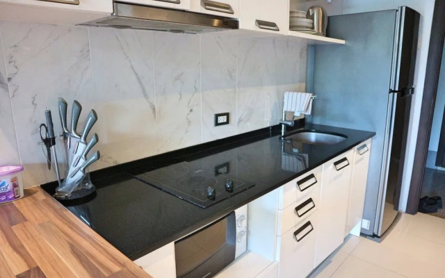 Pool Front Sexy Studio Fully Furnished Apartment