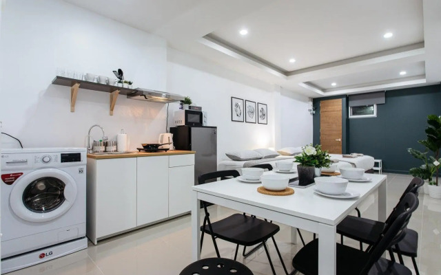 P1 Silom Pan large room full kitchen WIFI 4-6pax