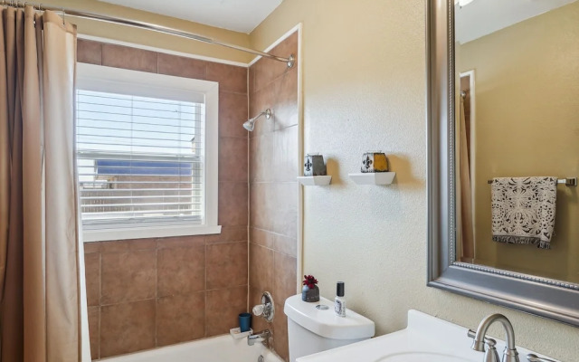 Quaint Midland Home ~ 1 Mi to Downtown!