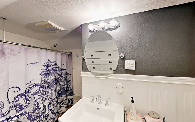 1302 N 49th St Apartment Upper Unit