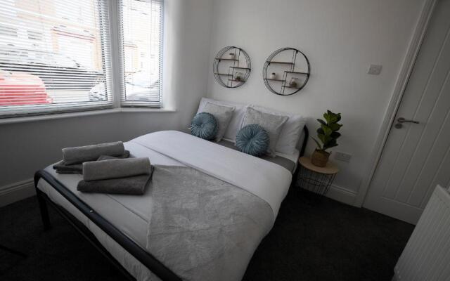 Abingdon House 4 Bedrooms Workstays UK