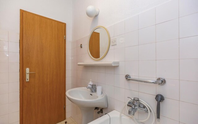 Nice Home in Makarska With Wifi and 3 Bedrooms