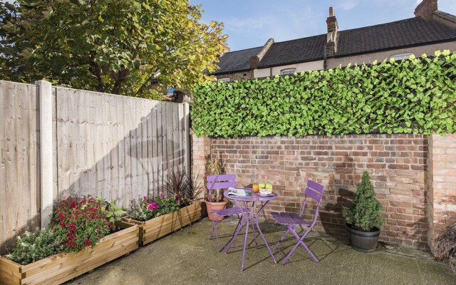 Cosy 2BR House With Patio Garden In Plaistow