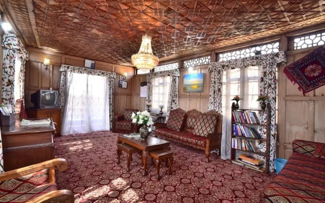Golden Hopes Group Of Houseboats