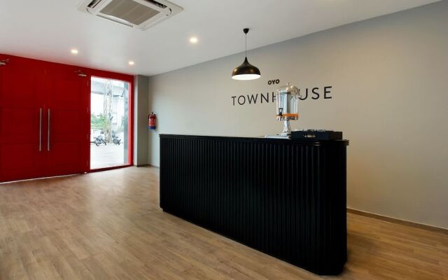 Oyo Townhouse 151 H Square