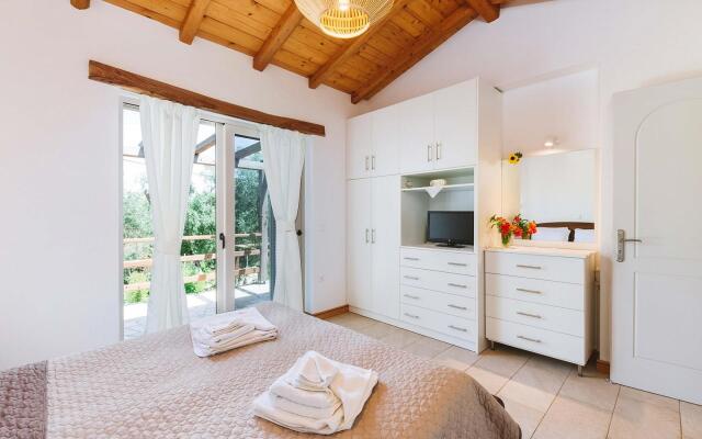 Aristea - 2 BR Villa Surrounded by Olive Groves