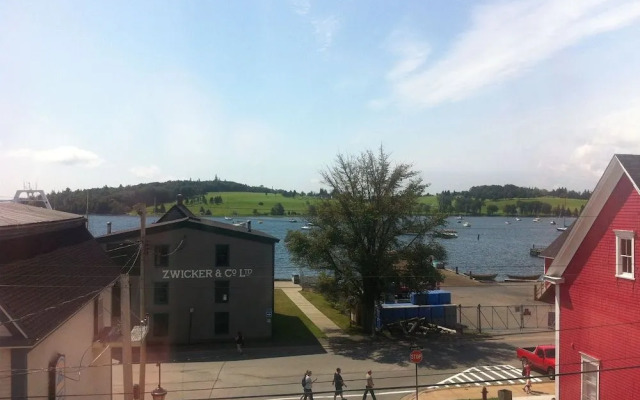 Smugglers Cove Inn