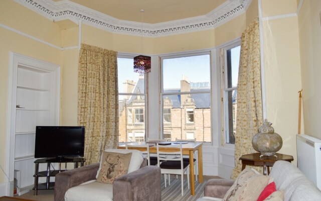 Spacious 4 Bedroom Apartment in Edinburgh